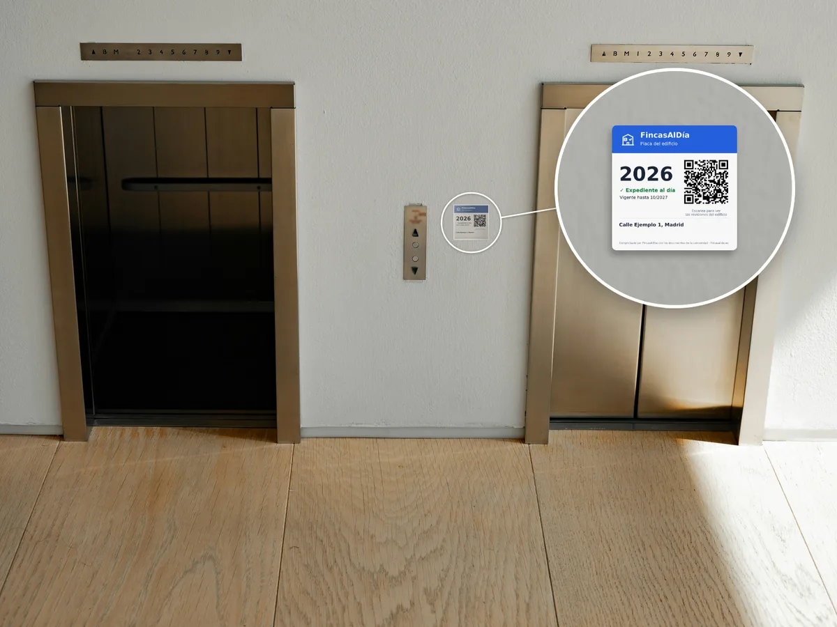 Imagen de ejemplo: la placa del edificio en la pared de un portal, junto al portero automático